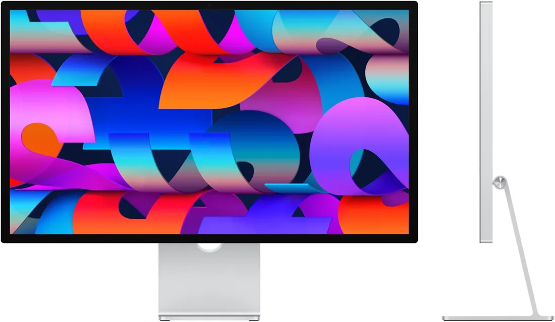Apple Studio Display (2026) — Apple’ın Studio Display teknik sayfasındaki görsel: eğim ayarlı ayaklı monitörün önden ve yandan görünümü.