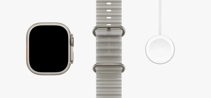 Apple Watch Ultra 4 — Doğal titanyum Ultra 4, buzlu gri Ocean kordon ve USB-C şarj kablosu.
