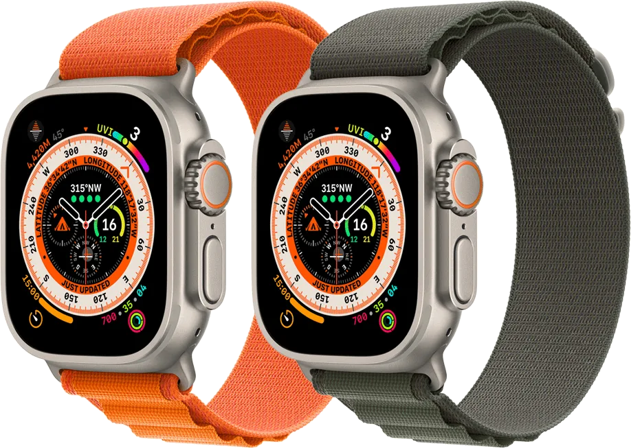 Apple Watch Ultra (49 mm, 1. nesil) — Apple’ın teknik özellik sayfasındaki Apple Watch Ultra görseli: turuncu ve yeşil Alpine Loop kayışlı iki 49 mm titanyum saat.