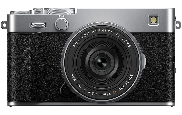 FUJIFILM X-E5 — Gümüş Fujifilm X-E5, tanıtım fotoğrafındaki XF23mm f/2.8 objektifle; objektif gövde paketine dahil değildir.