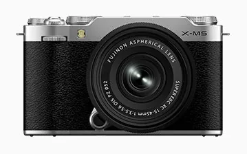 Fujifilm X-M5 — Fujifilm’in gümüş renkli X-M5 ürün görseli, XC15-45mm kit lensle.