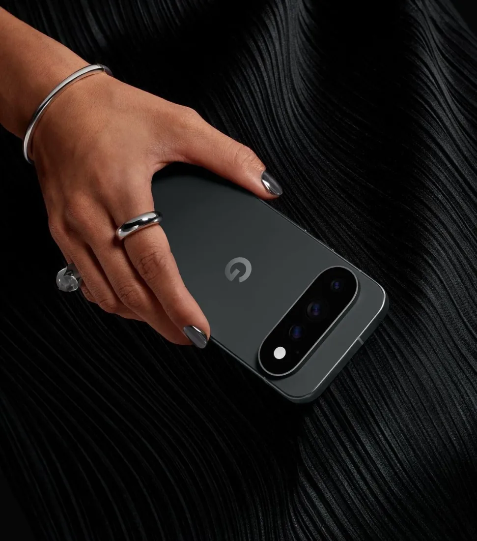 Google Pixel 11 Pro — Google'ın 6,3 inç Pixel 11 Pro için yayımladığı mat Obsidian arka görünüm.
