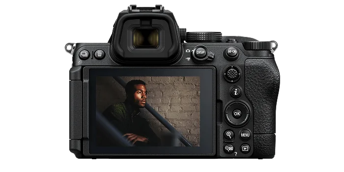 Nikon Z5II — Nikon’un Z5II galerisindeki siyah gövdenin arka görünümü.