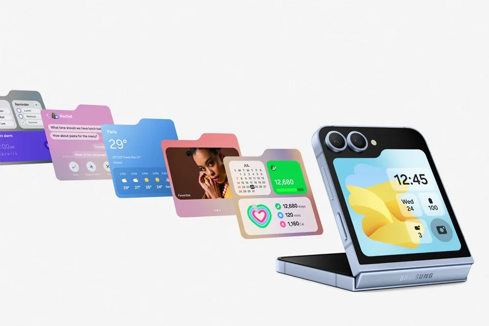 Samsung Galaxy Z Flip6 — Samsung’un Galaxy Z Flip6 basın görseli: mavi renkte, kapalı hâlde kapak ekranındaki widget’larla.